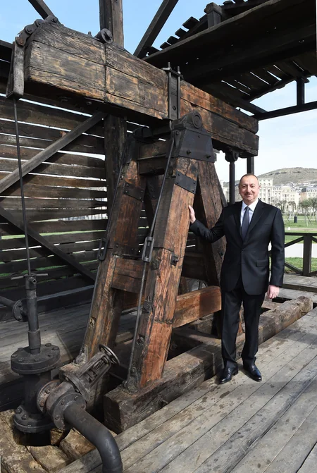 Prezident Bibiheybət mədəninin ərazisində dünyada sənaye üsulu ilə qazılmış ilk quyunun bərpadan sonrakı vəziyyəti ilə tanış olub - YENİLƏNİB-2