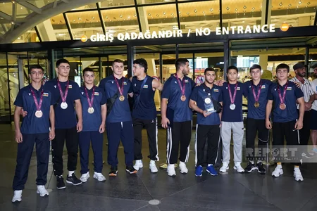 Avropa çempionatında 9 medal qazanan güləşçilər vətənə qayıdıblar