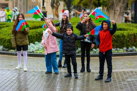 Zəfər və Bayraq günləri münasibətilə paytaxt sakinlərinə bayraq paylanılıb