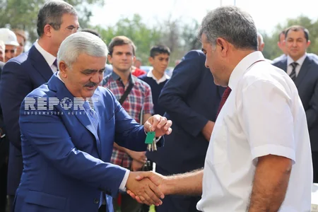 ​SOCAR prezidenti neftçilərə yeni mənzillərin orderlərini təqdim edib
