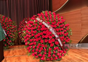 Ilham Aliyev and Mehriban Aliyeva send wreath to farewell ceremony for Arif Babayev