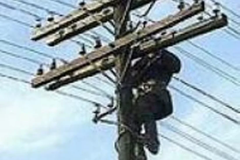 ​Azərbaycanda dövlət qurumunun əməkdaşını elektrik cərəyanı vurub
