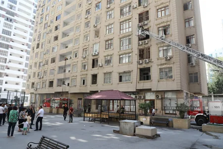 Bakıda çoxmərtəbəli binada yanğın olub, 8 nəfər təxliyə edilib - YENİLƏNİB