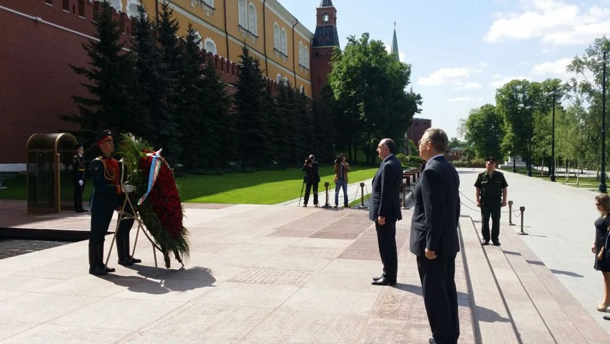 Elmar Məmmədyarov Moskvada naməlum əsgər abidəsini ziyarət edib - FOTO