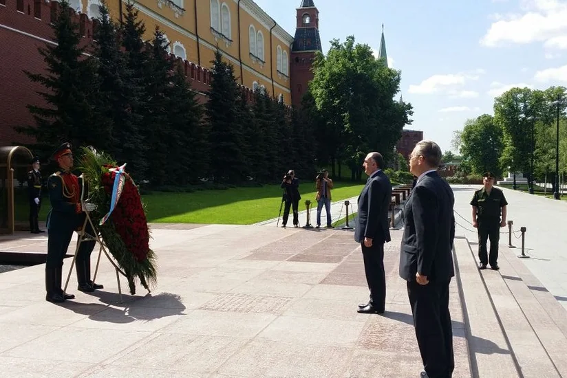 Elmar Məmmədyarov Moskvada naməlum əsgər abidəsini ziyarət edib - FOTO