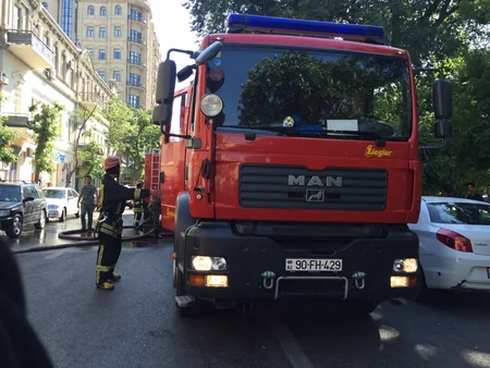 Səbail rayonunda üçmərtəbəli yaşayış binasında yanğın olub