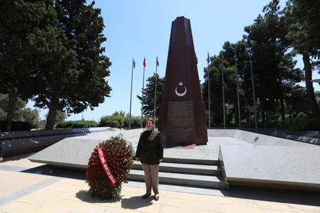 Türkiyəli nazir Fəxri və Şəhidlər xiyabanlarını ziyarət edib
