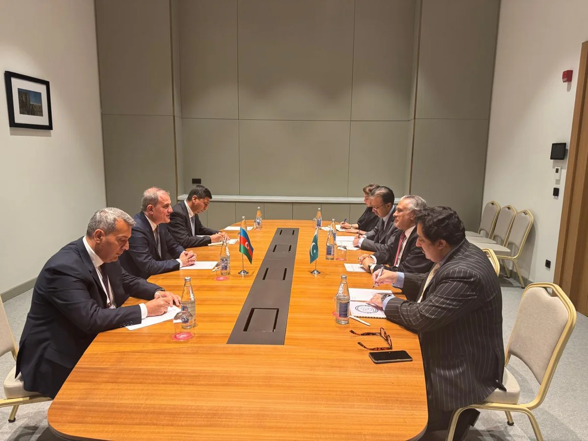 Jeyhun Bayramov mulls regional matters with Pakistani counterpart in Khankandi