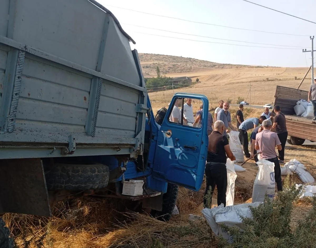 Cəlilabadda yük avtomobili aşıb, ölən və yaralananlar var