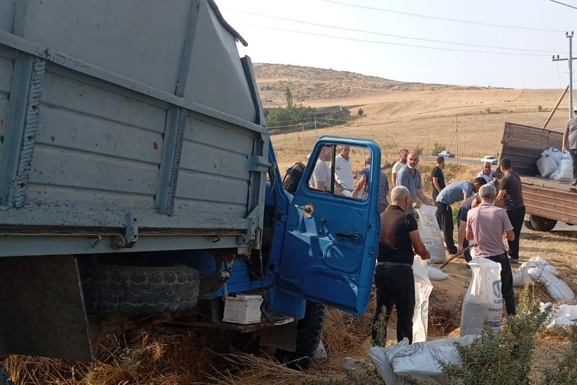 Cəlilabadda yük avtomobili aşıb, ölən və yaralananlar var