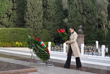 İlham Əliyev və Mehriban Əliyeva Ümummilli Lider Heydər Əliyevin məzarını ziyarət edib