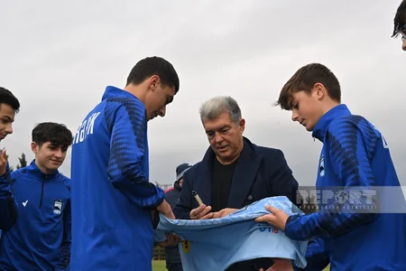 Barselonanın prezidenti Bakıda yeniyetmə futbolçularla görüşüb