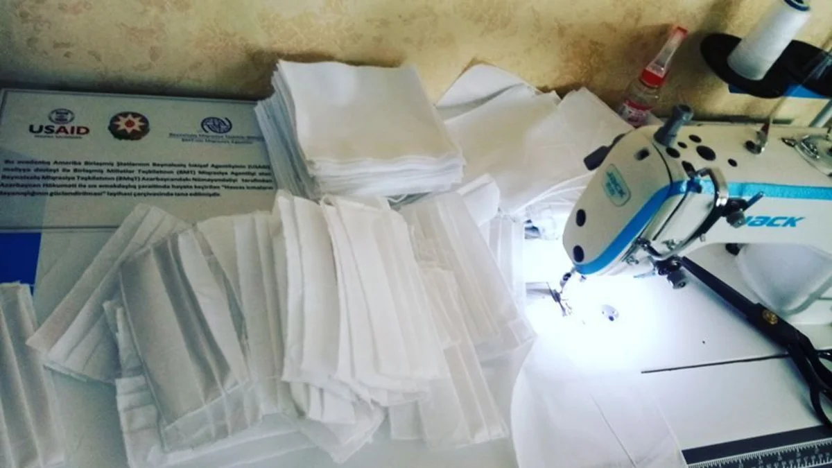 Xaçmazlı dərzi yerli sakinlər üçün pulsuz maska tikir