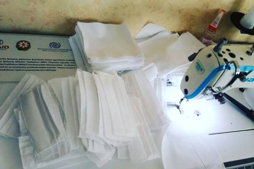 Xaçmazlı dərzi yerli sakinlər üçün pulsuz maska tikir