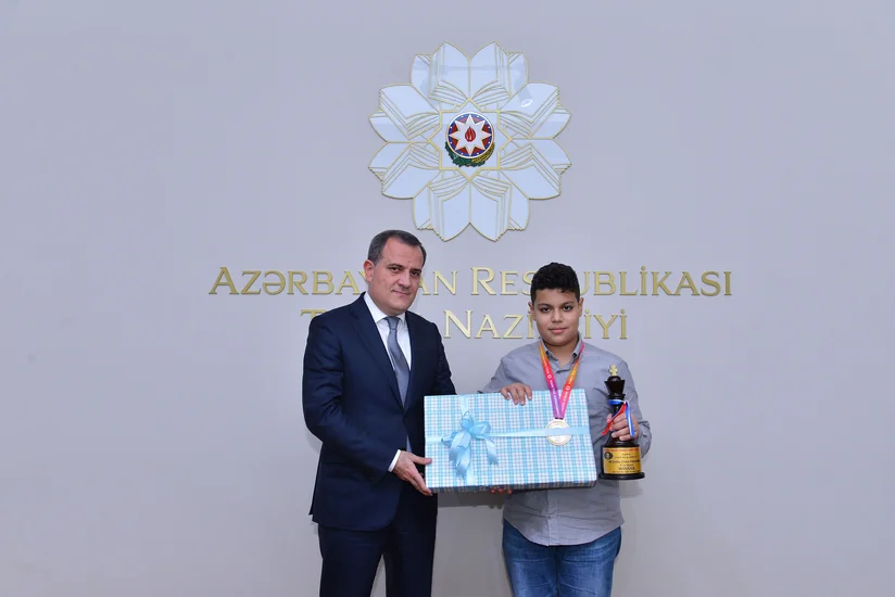 Təhsil naziri şahmat üzrə dünya çempionu olan məktəbli ilə görüşüb