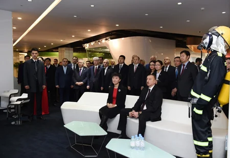 Prezident İlham Əliyev “Huawei” şirkətinin Pekindəki Sərgi Mərkəzində olub