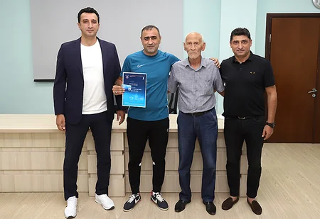 Məşqçilərə diplomlar verilib