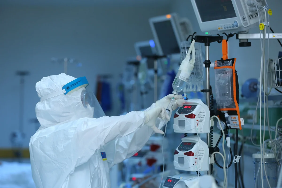 COVID-19-la mübarizədə iştirak edən tibb işçilərinin əməkhaqlarına müddətli əlavənin vaxtı uzadılıb