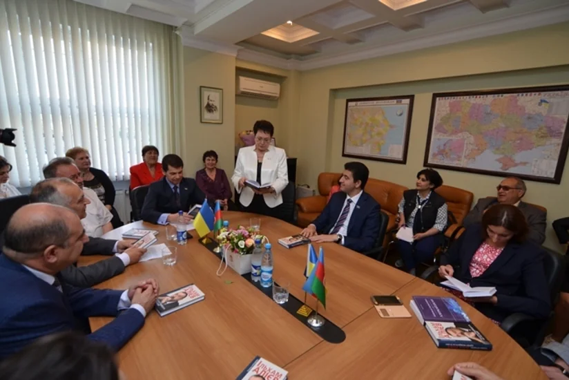 В Баку презентована книга депутата Милли Меджлиса Ильхам Алиев. Портрет президента на фоне перемен на украинском языке