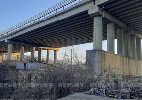 В Шабране автомобиль упал с моста, есть пострадавшие