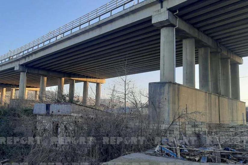 В Шабране автомобиль упал с моста, есть пострадавшие