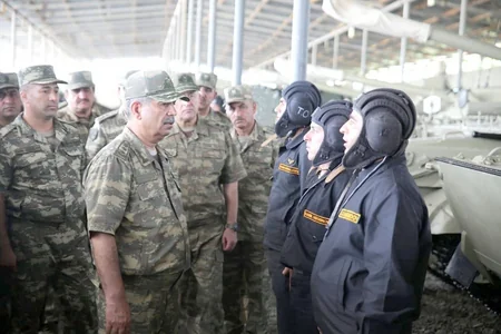 Закир Гасанов проверил боеготовность воинских частей в прифронтовой зоне