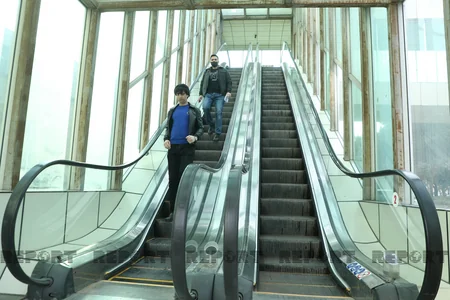 Bakıda piyada keçidlərində bəzi eskalatorlar niyə işləmir?  - VİDEO