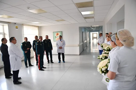Elçin Quliyev Ermənistanın təxribatı nəticəsində yaralanmış hərbi qulluqçunu ziyarət edib