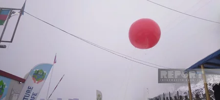 Активисты на дороге Ханкенди-Лачын развесили воздушный шар с призывом защитить природу