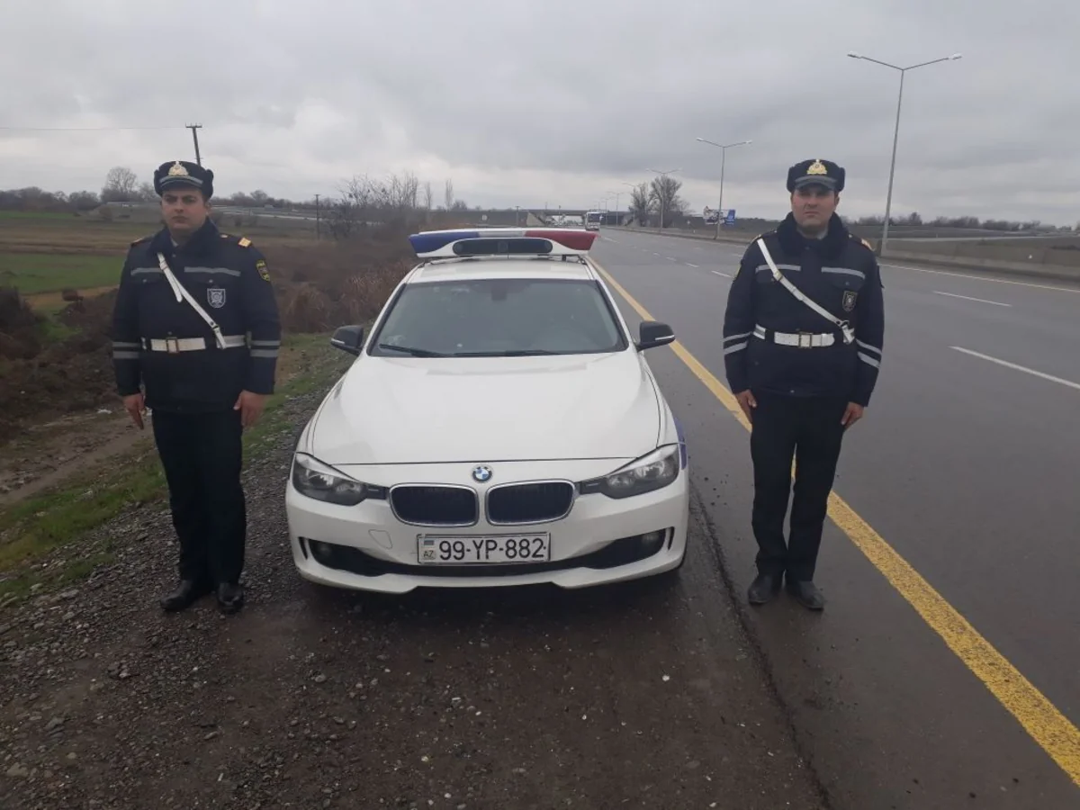 Ağdaşda yol polisi qadını və azyaşlı uşağı xilas edib