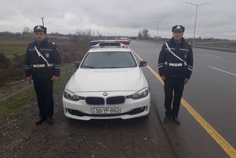 Ağdaşda yol polisi qadını və azyaşlı uşağı xilas edib