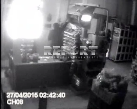 ​Проникшие в магазин грабители были зафиксированы камерой видеонаблюдения - ФОТО