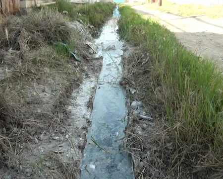 Kürdəmirin mərkəzi küçəsinin mövsümi qonaqları: yayda üfunət, qışda sel suları - REPORTAJ
