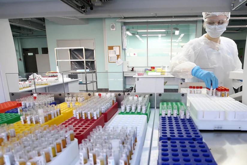 Инфекционист оценил эффективность вакцин против нового штамма COVID-19