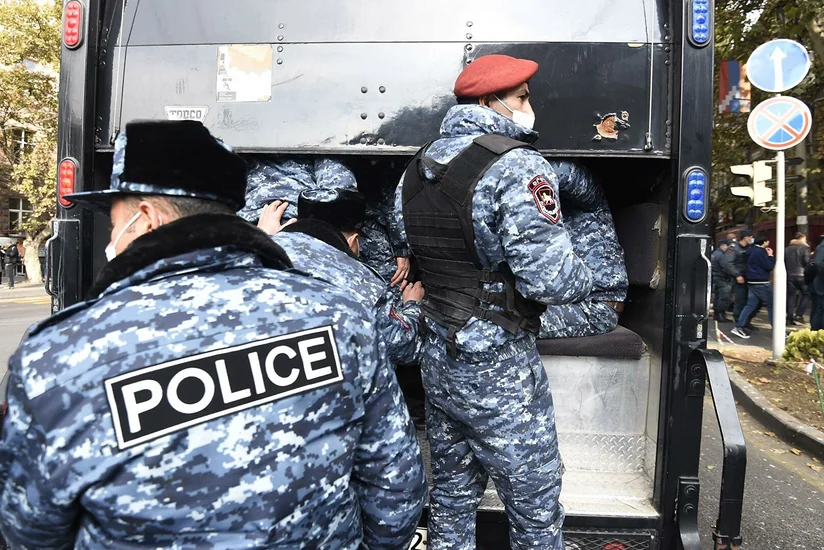 Yerevanda aksiyaçılar Müdafiə Nazirliyinə gedən yolu bağlayıb