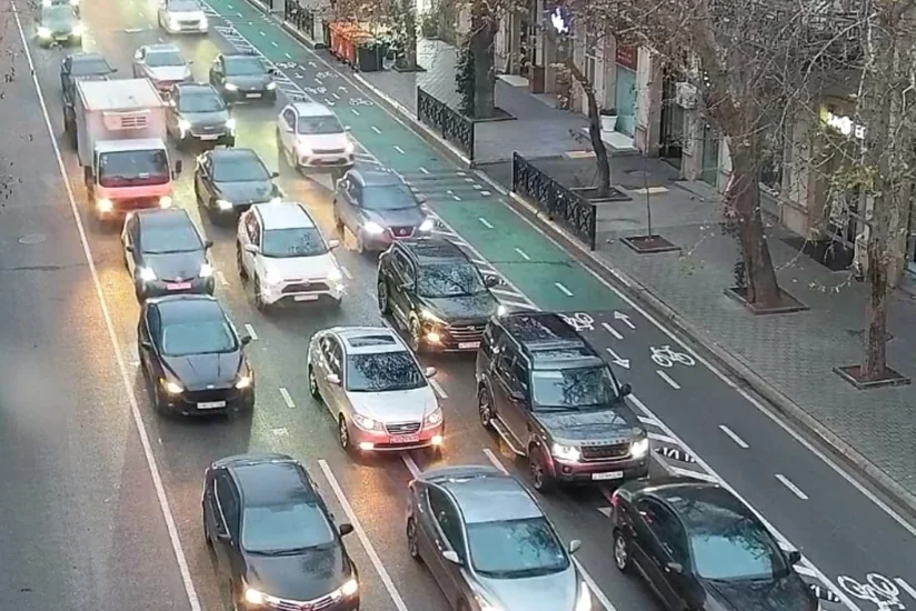 На ряде улиц и проспектов Баку затруднено движение транспорта