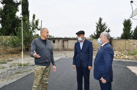 Dövlət başçısı Tərtərdə ermənilərin dağıtdığı evin əvəzinə tikilən yeni evdə yaradılan şəraitlə tanış olub
