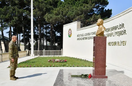 İlham Əliyev MN-in komando hərbi hissələrinin birində yaradılan şəraitlə tanış olub, hərbi hissəyə Döyüş bayrağını təqdim edib