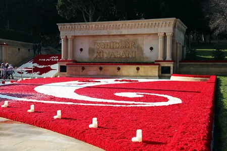 Началось массовое посещение Аллеи шехидов - ФОТО