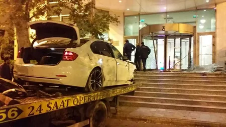 Bakıda yüksək sürətlə hərəkət edən “BMW” otelin giriş qapısına çırpılıb