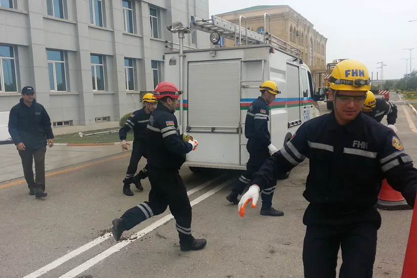 В Баку частично обрушился жилой дом, жители эвакуированы