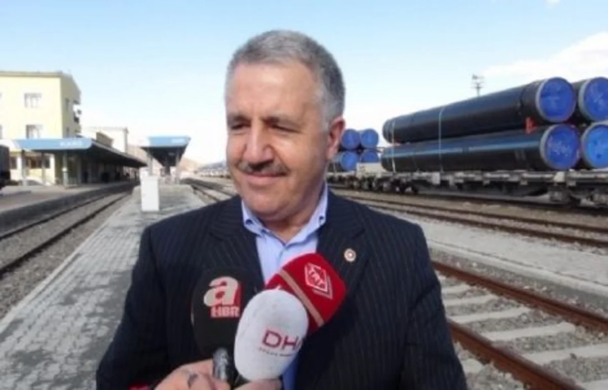 Türkiyəli nazir: BTQ dəmir yolu xətti gələn ilin ilk aylarında istifadəyə veriləcək