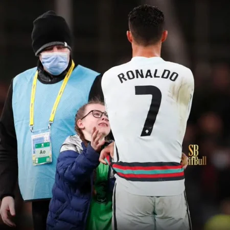 Маленькая девочка прорвалась на поле, чтобы обнять Роналду