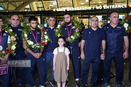 Avropa çempionatında komanda hesabında birinci olmuş Azərbaycan güləşçiləri Vətənə qayıdıb