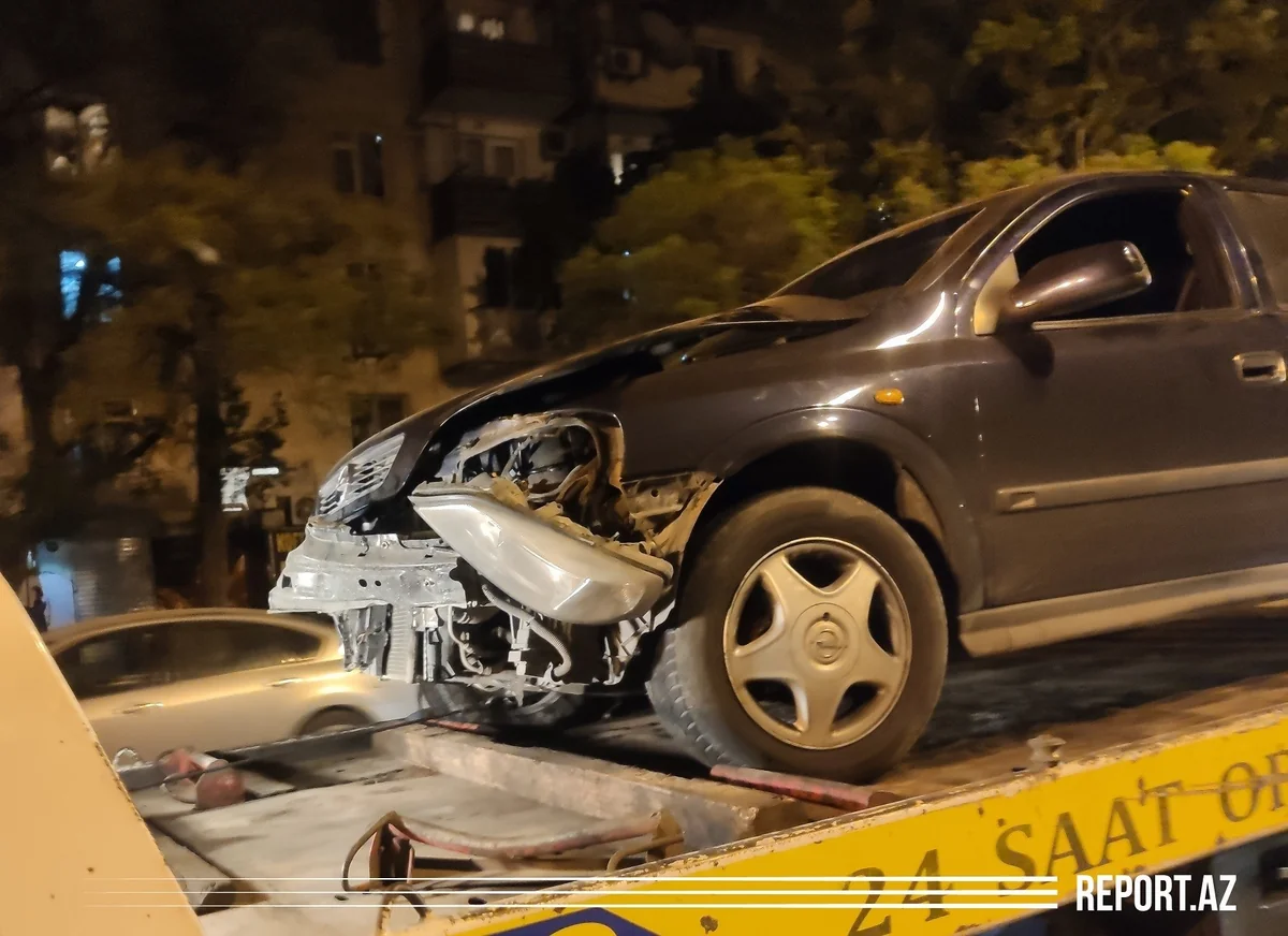 Yasamalda avtomobil idarəetmədən çıxaraq səkiyə çırpılıb - FOTO