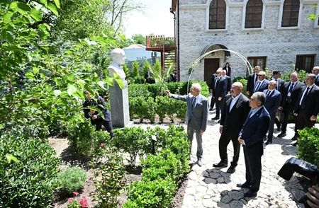 İlham Əliyev və Qurbanqulu Berdiməhəmmədov Şuşada Bülbülün ev-muzeyində olublar