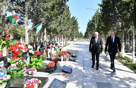 Dövlət başçısı Sumqayıtda Şəhidlər xiyabanında olub