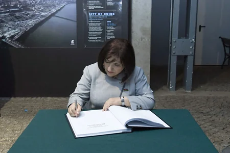 Sahibə Qafarova Varşavada “Naməlum əsgər” abidəsini ziyarət edib