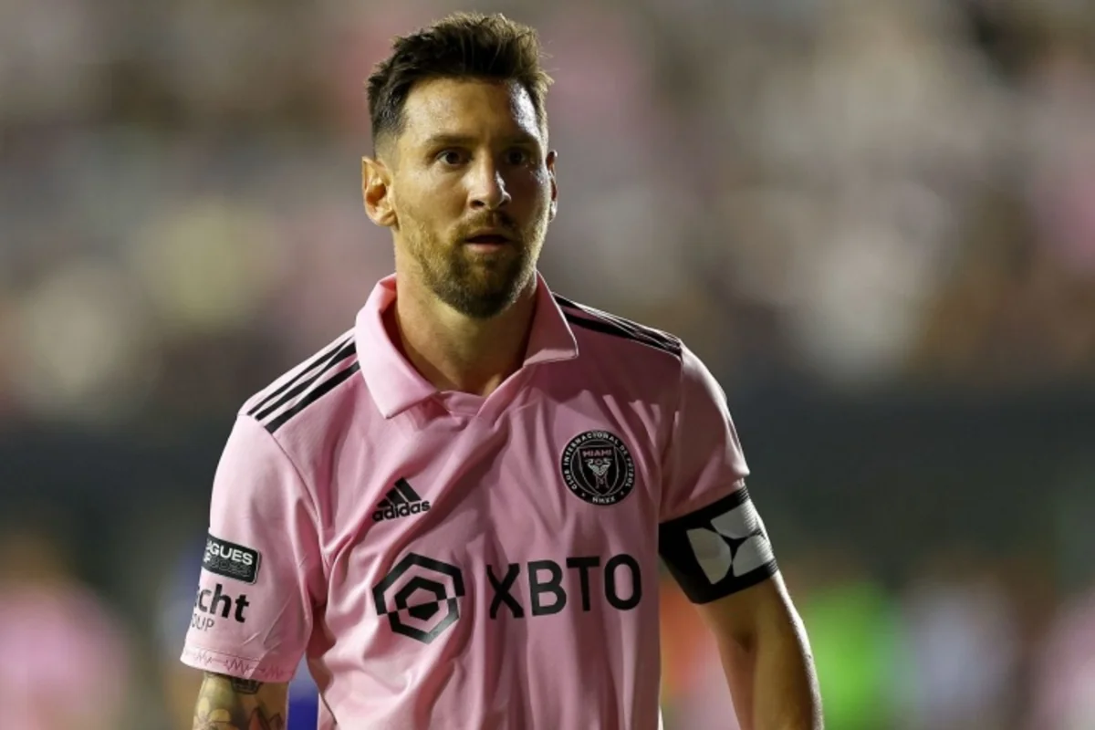 Messiyə matçdan sonra butulka atılıb