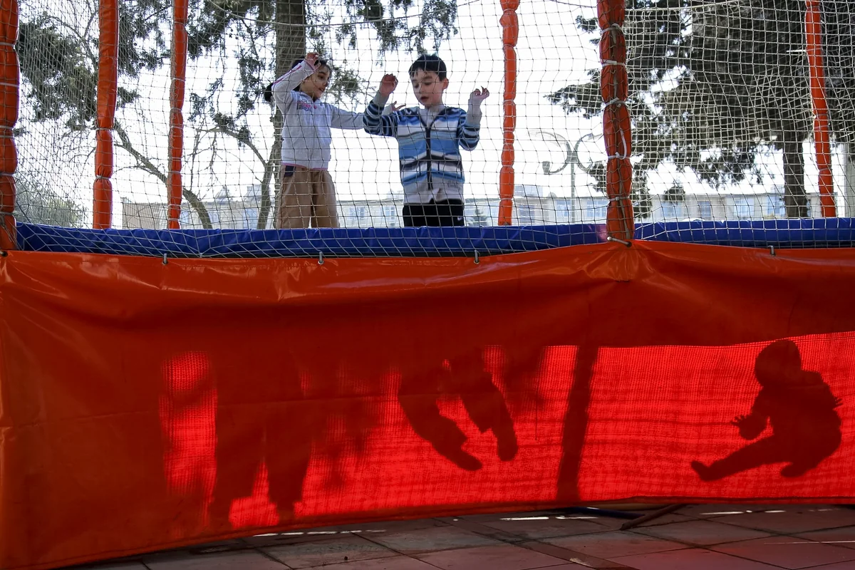 Bakıdakı yeni park uşaqların sevimli məkanına çevrilib - FOTOREPORTAJ